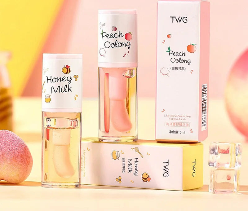 The Peach Milk Honey Lip Oil effectively alleviates dryness, provides deep moisturization, diminishes the appearance of lip lines, and imparts a light, hydrated feel to the lips. It is designed with an oversized brush head and features an appealing aesth.
