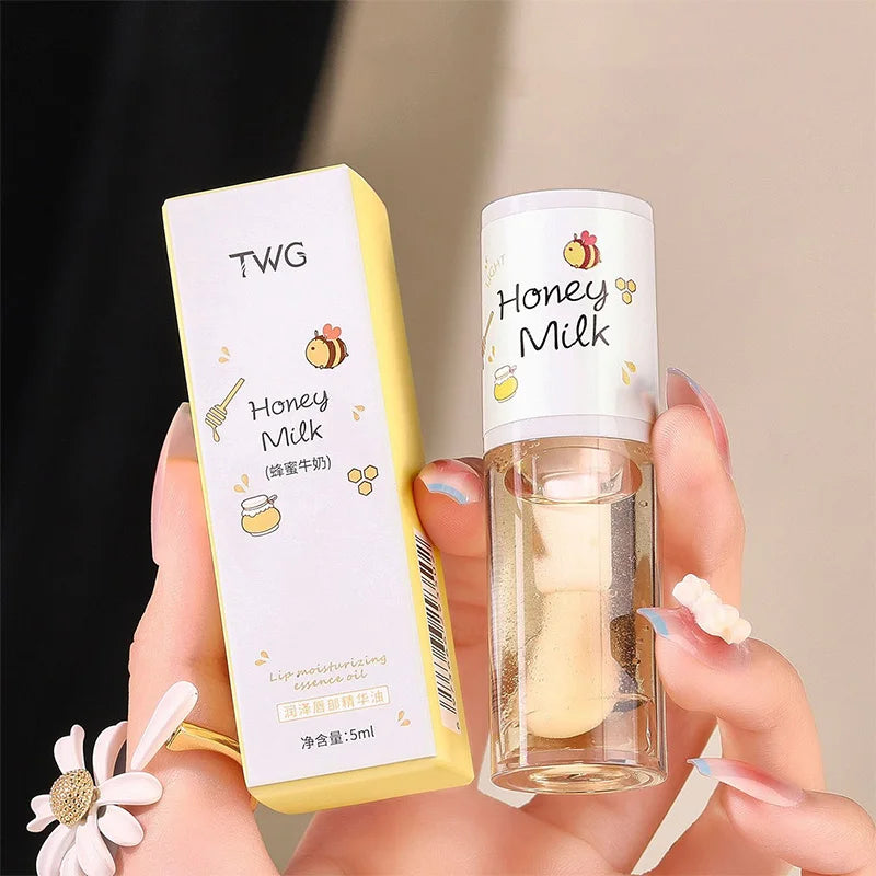 The Peach Milk Honey Lip Oil effectively alleviates dryness, provides deep moisturization, diminishes the appearance of lip lines, and imparts a light, hydrated feel to the lips. It is designed with an oversized brush head and features an appealing aesth.