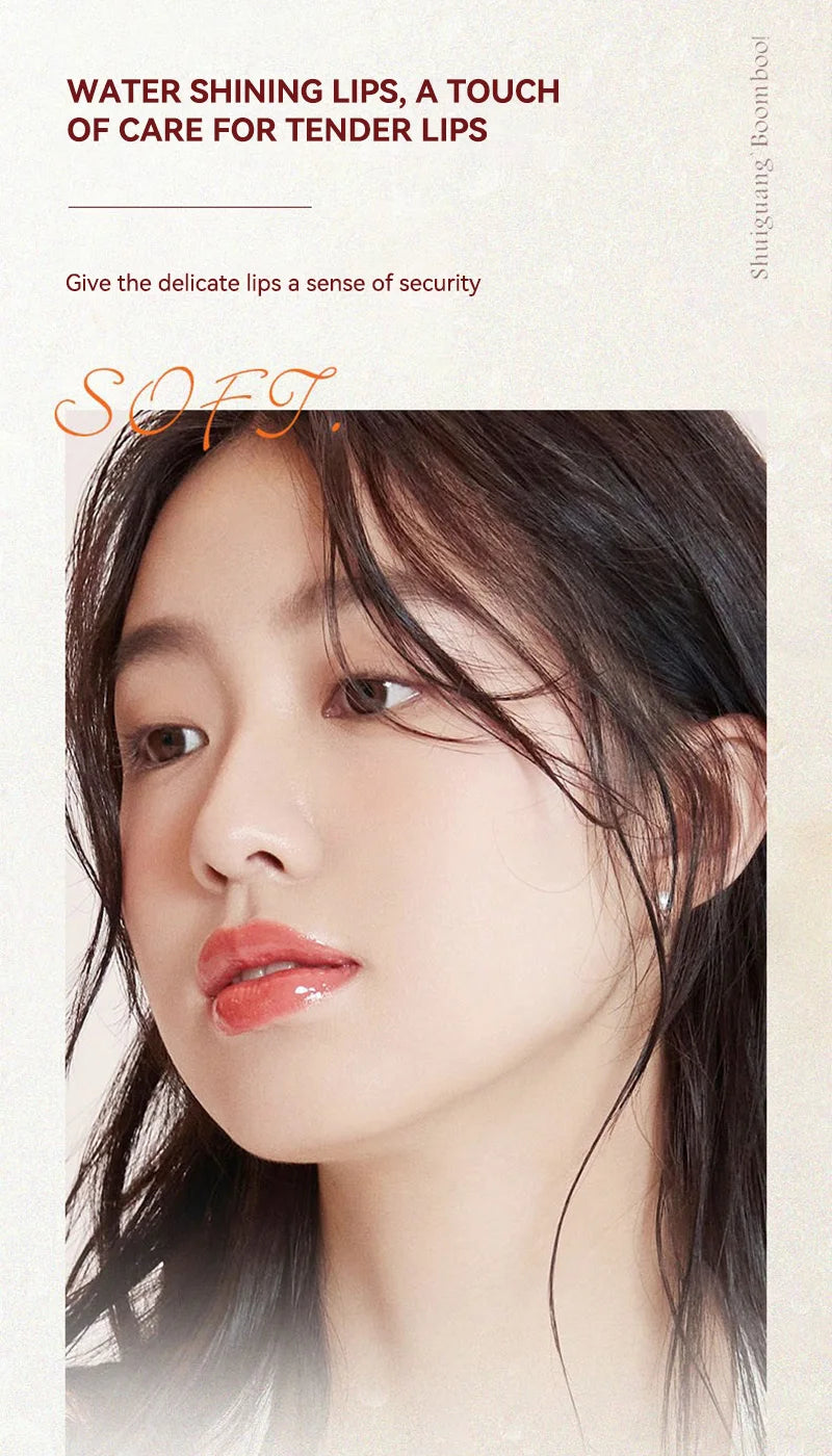 The Peach Milk Honey Lip Oil effectively alleviates dryness, provides deep moisturization, diminishes the appearance of lip lines, and imparts a light, hydrated feel to the lips. It is designed with an oversized brush head and features an appealing aesth.